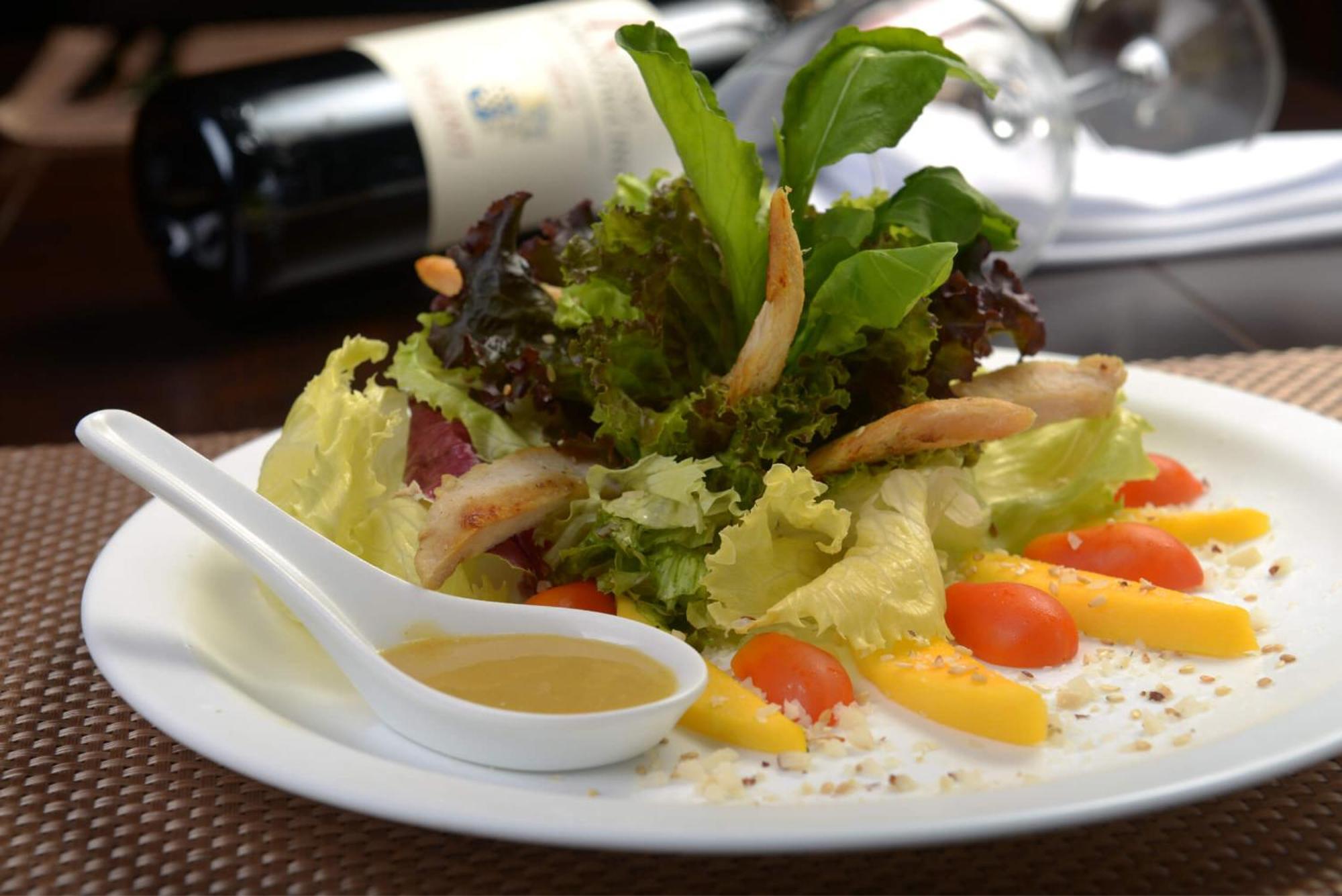 Deville Prime Campo Grande Campo Grande  Luaran gambar A salad with a side of dressing