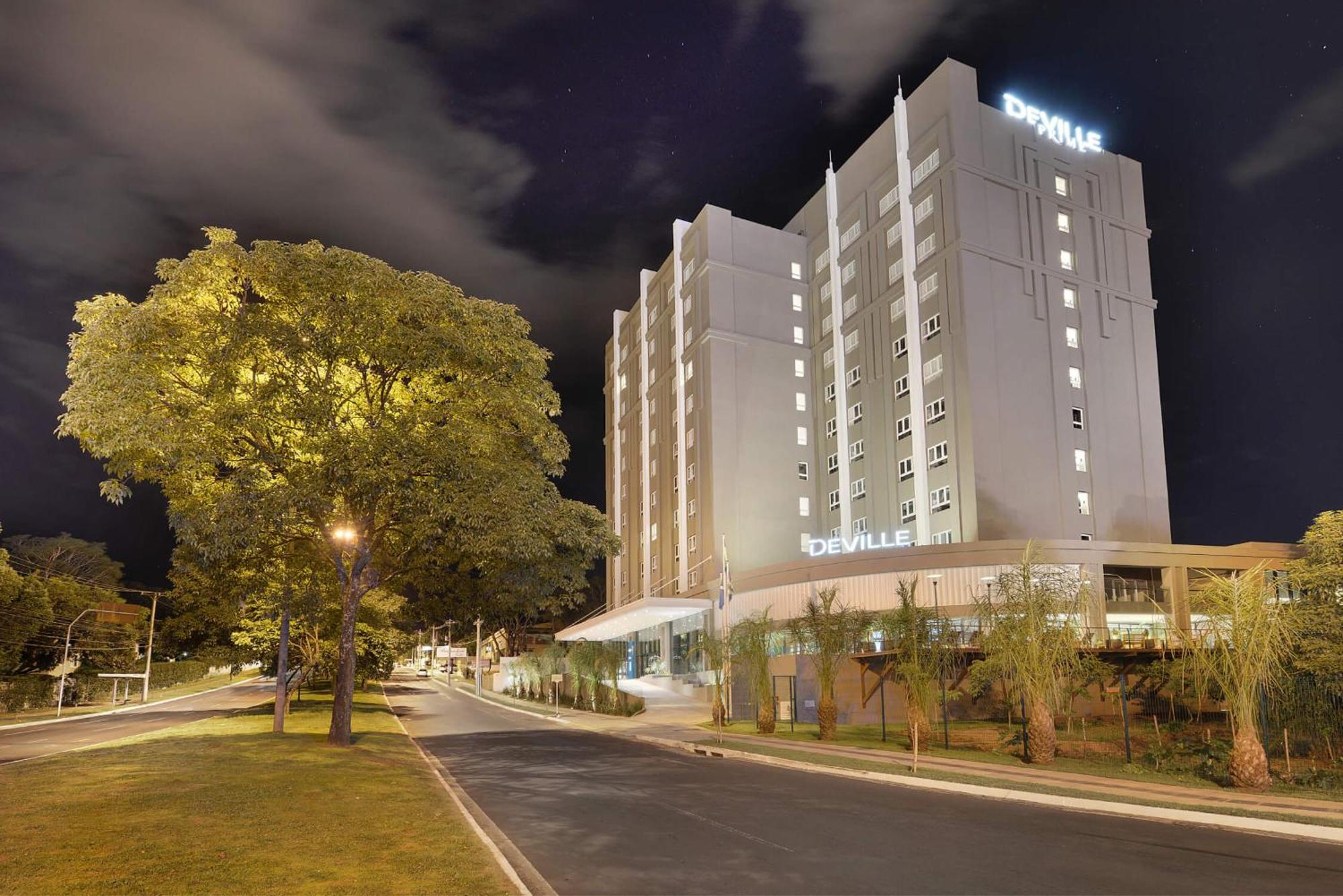Deville Prime Campo Grande Campo Grande  Luaran gambar The hotel at night